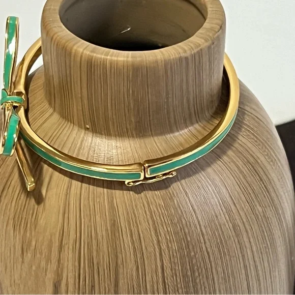 Kate Spade Gold Tone Bracelet with Green Bow NWOT with jewelry pouch - Picture 5 of 10